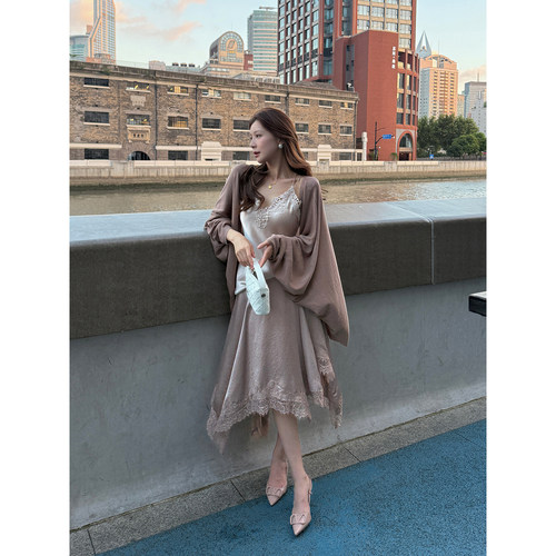 Rian trea雨婷 高级感蕾丝刺绣缎面吊带背心女V领内搭打底衫气质