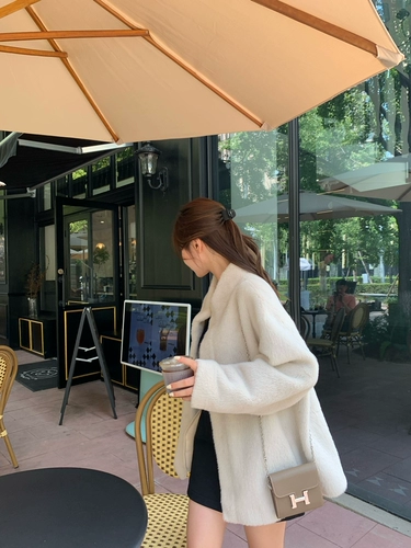 Бархатная длинная зимняя куртка, яркий броский стиль, изысканный стиль, средней длины