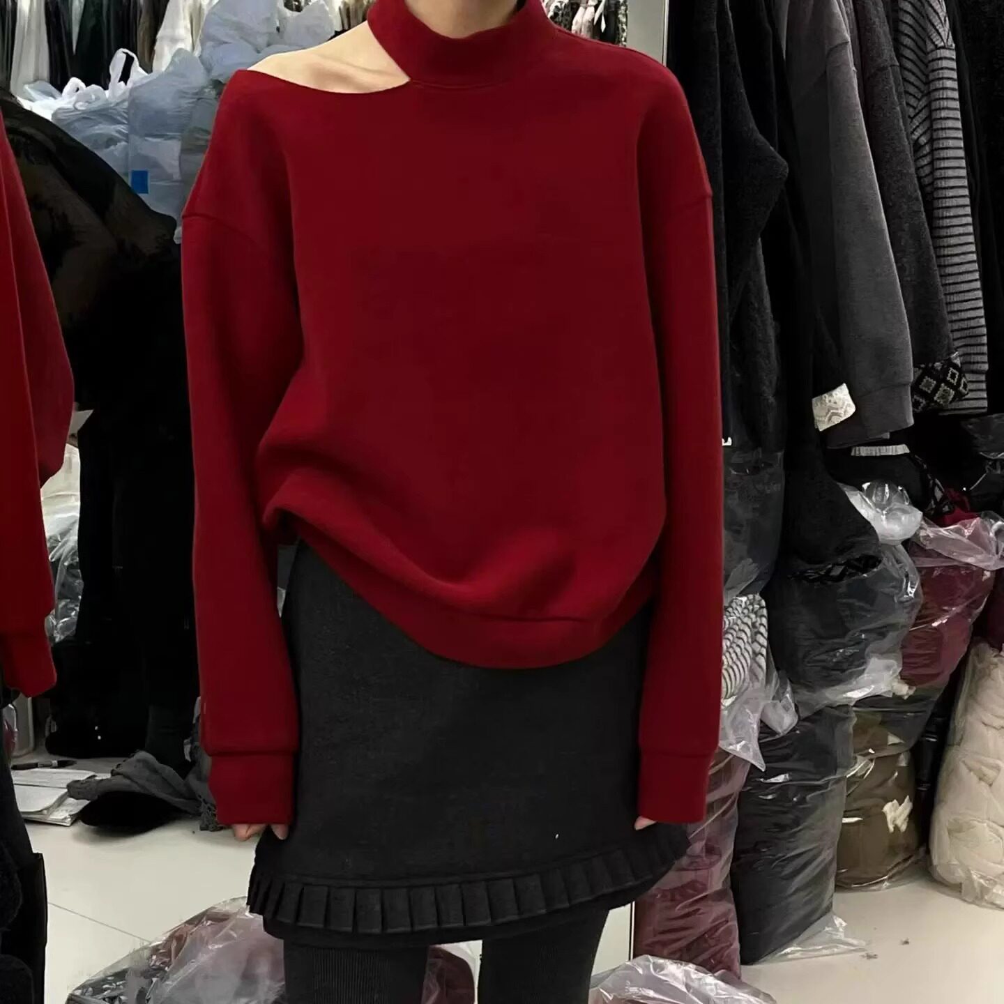 2025冬季露肩高领卫衣女红色宽松设计感小众韩系慵懒风显瘦套头衫