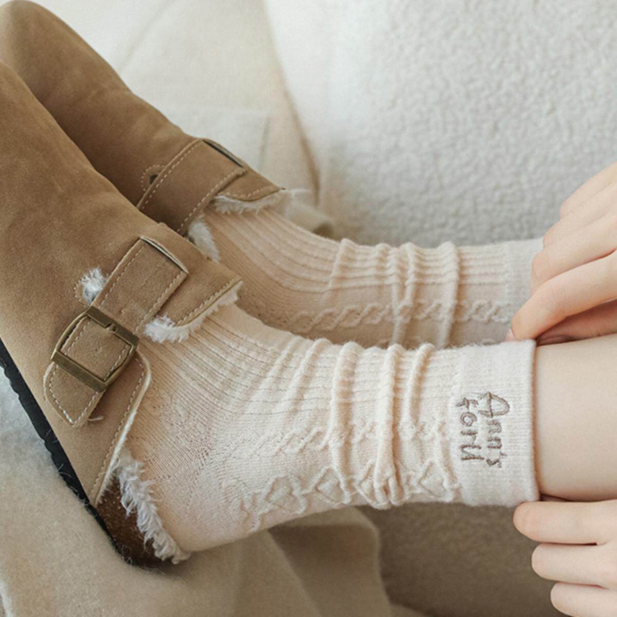 羊毛袜子女秋冬新品麻花刺绣爱心中筒袜韩版ins潮简约保暖加厚袜