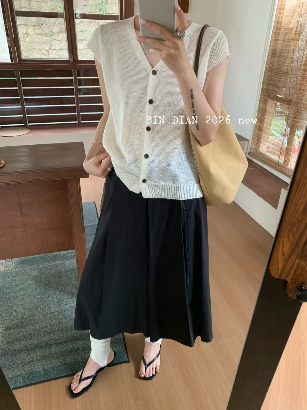 缤典春夏新款欧货时尚百搭圆领单排扣无袖针织背心女上衣潮66613