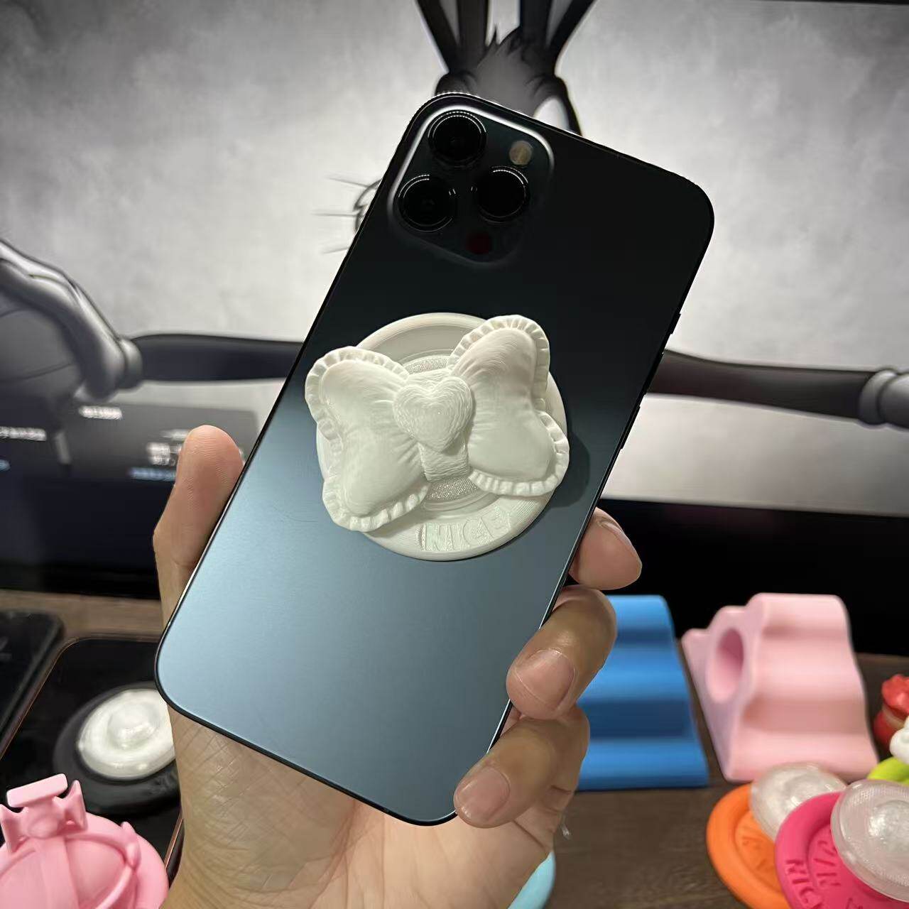 创意立体枕头磁吸支架高级感瓷白iPhone苹果伸缩气囊支架拍嗒强磁