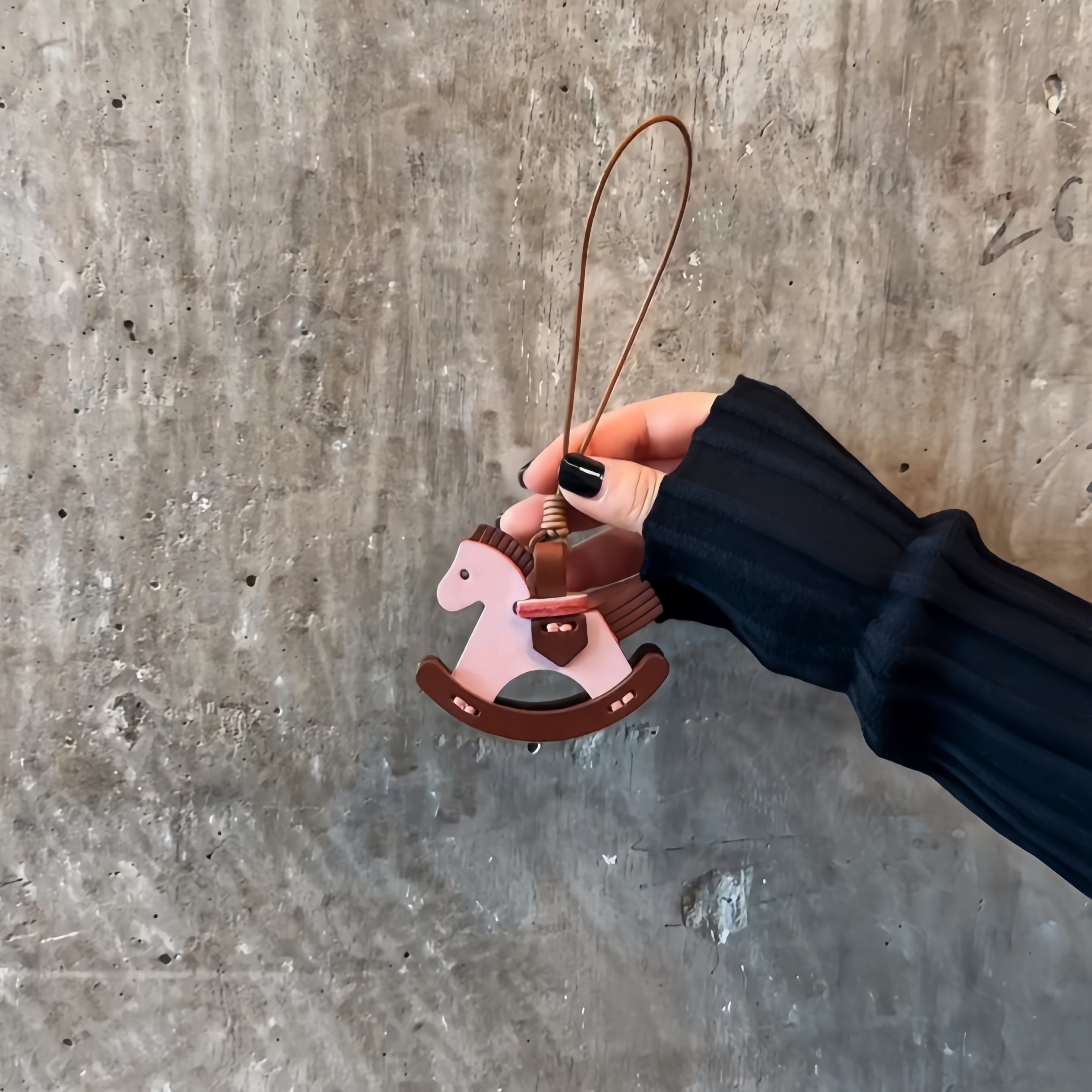 复古精致皮革摇摇木马小挂件2026新款可爱创意汽车挂件包包钥匙扣