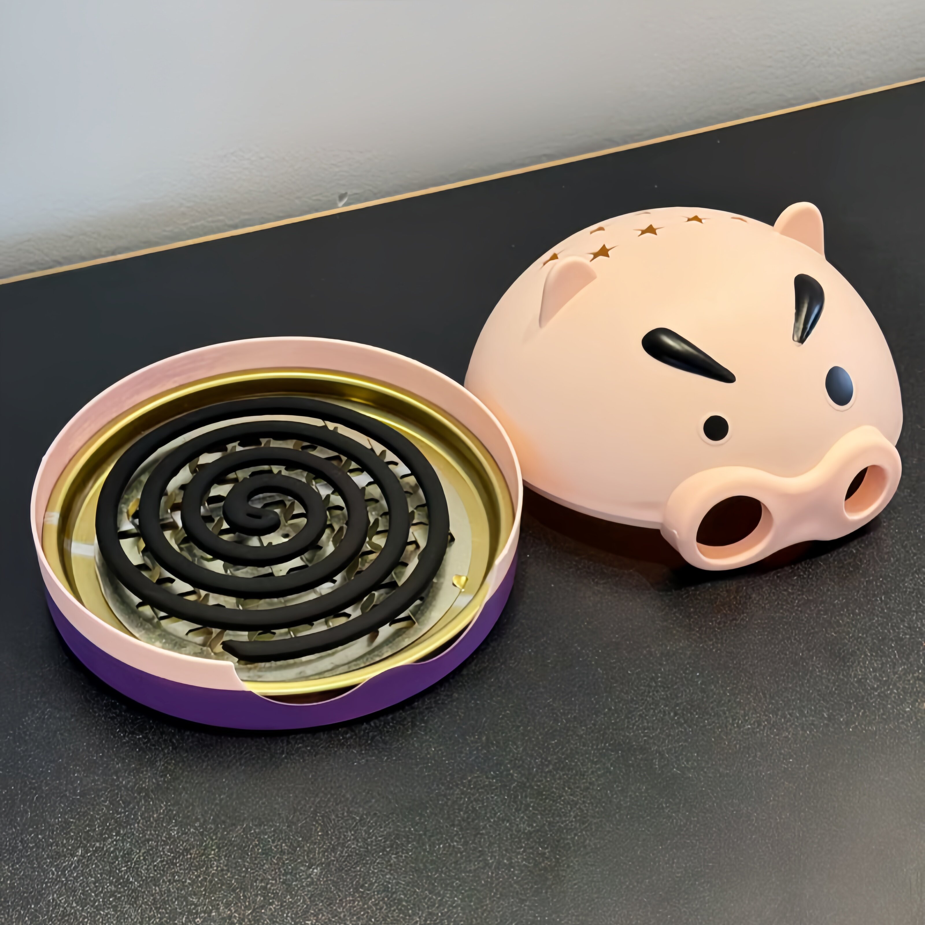 给这只猪气到鼻孔冒烟~蚊香盒图片