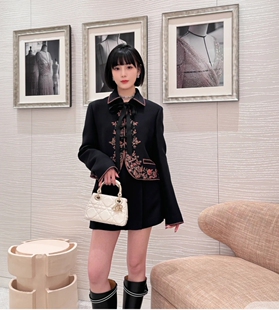 南油高定2025春秋新款小香风刺绣短款外套女盘扣高级感丝毛上衣