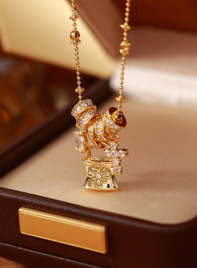 金色十字架锁扣项链女2025新款爆款吊坠轻奢小众高级感锁骨链配饰