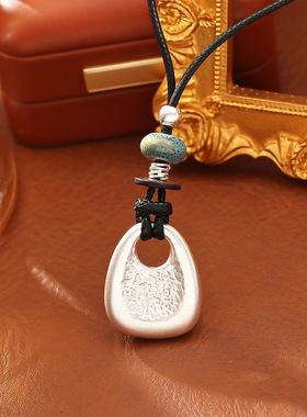 创意设计银色磨砂吊坠项链时尚高级感小众个性编织毛衣链秋冬颈链