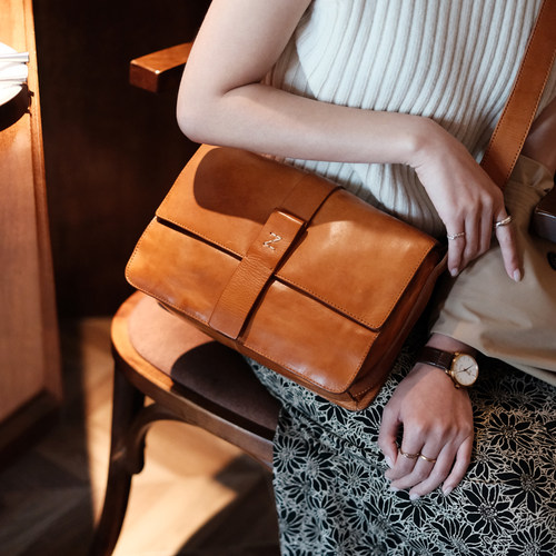 葱木日系复古邮差包植鞣牛皮方包