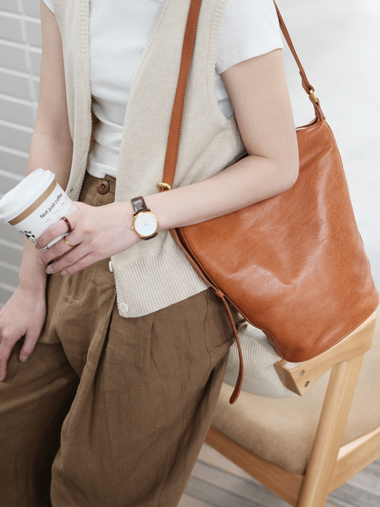 葱木复古小众高级感通勤水桶包