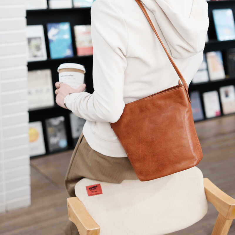 葱木复古通勤植鞣牛皮水桶包软皮