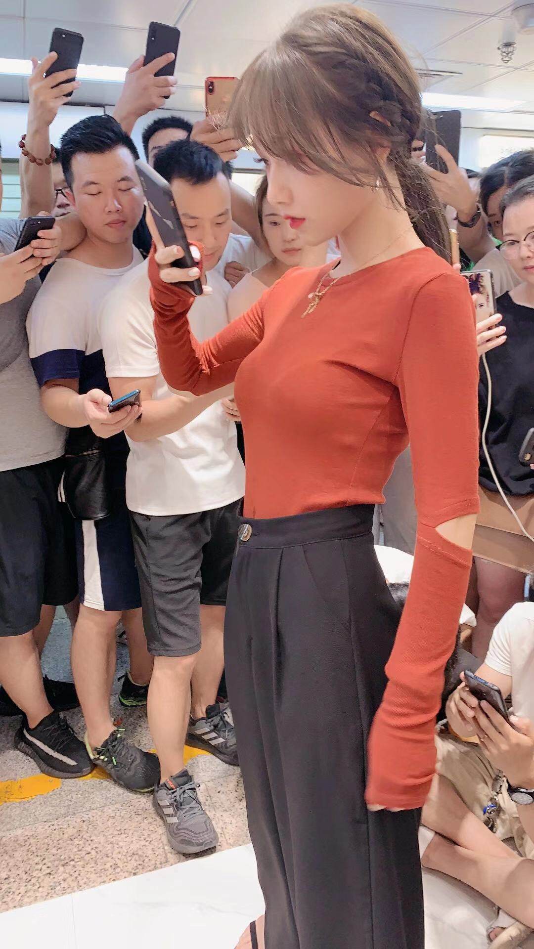 2024新炸街上衣新款袖口破洞设计感修身全棉坑条长袖T恤女打底衫