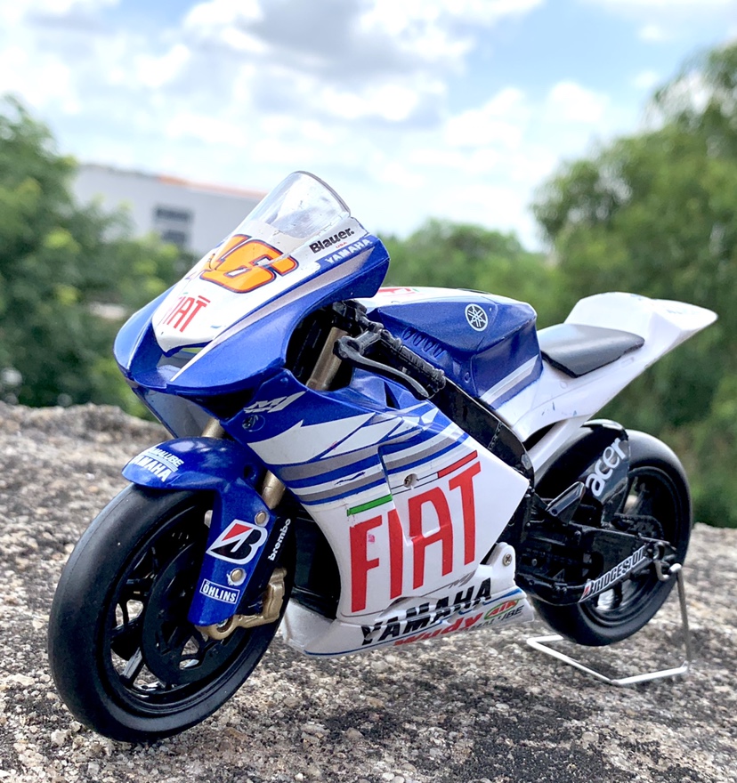 瑕疵处理 漆面有划痕掉漆 1:12雅马哈Moto GP罗西46号摩托车模型