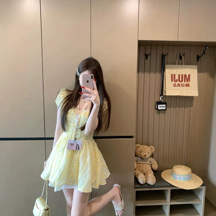 黄色方领蕾丝泡泡袖连衣裙女夏季温柔甜美风修身洋气蓬蓬短裙ins