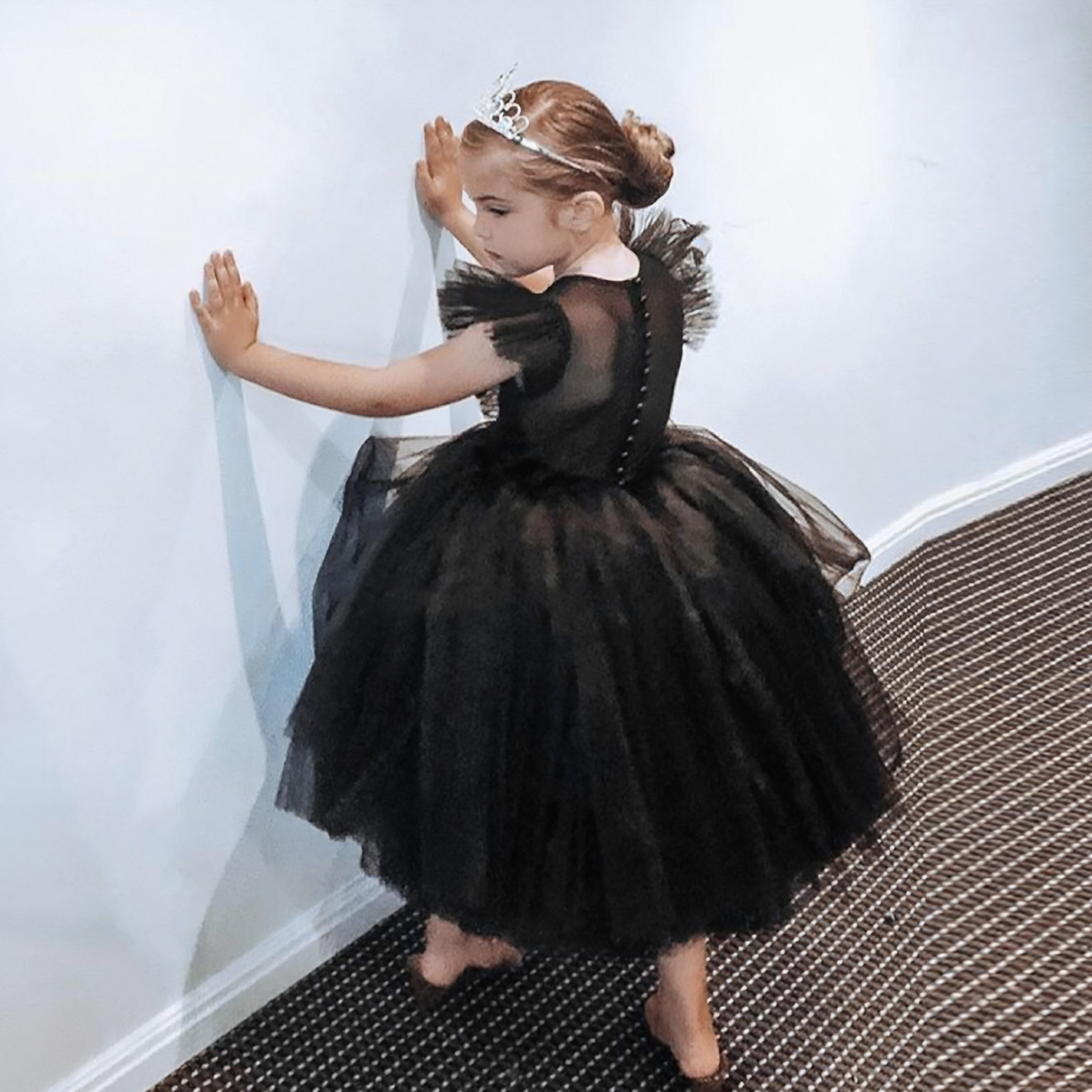 女童连衣裙飞飞袖公主裙黑色生日礼服花童幼儿园演出服童裙蓬蓬纱