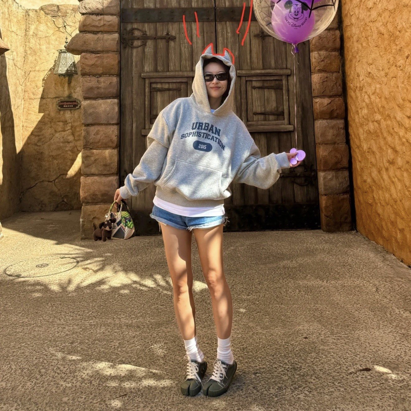 字母印花小恶魔耳朵灰色连帽卫衣