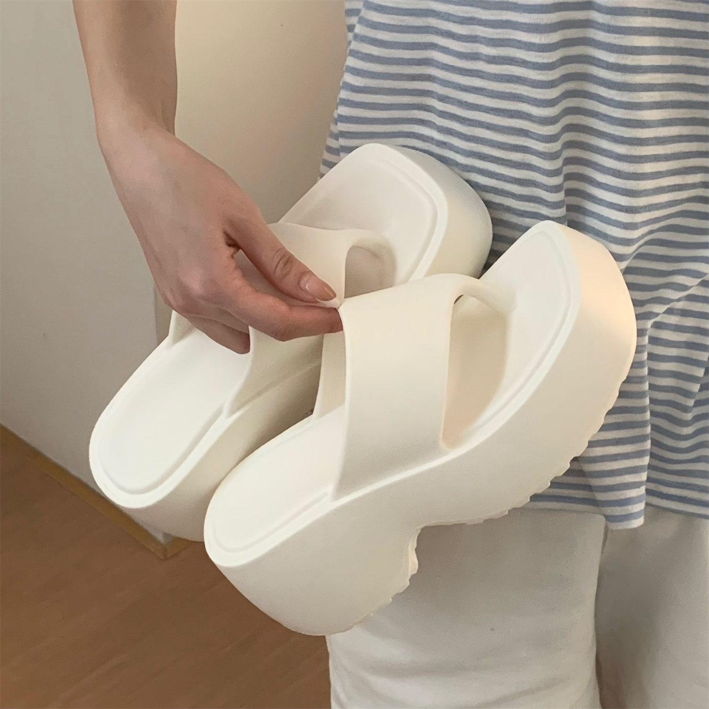 百搭网红方头人字拖女时尚夏季防滑增高8cm厚底海边度假夹脚凉拖