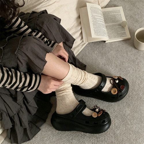 细细条复古木扣玛丽珍洞洞鞋女