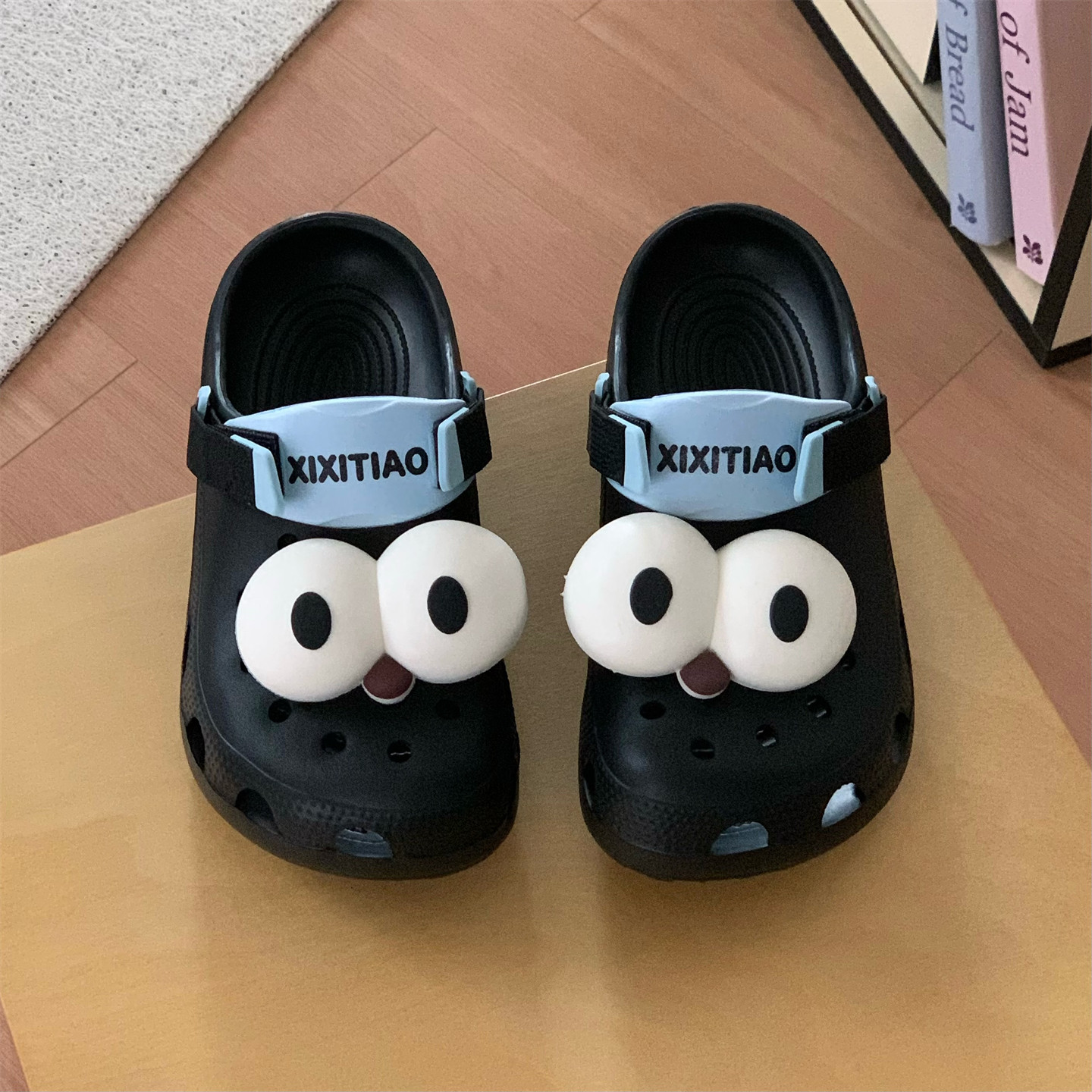 细细条搞怪可爱大眼睛洞洞鞋