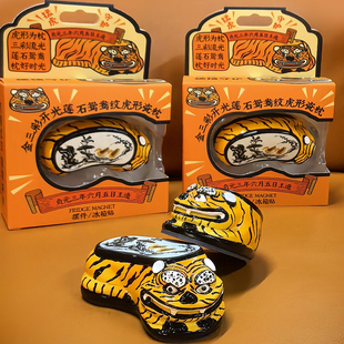 山西文创虎形枕冰箱贴老虎枕虎头瓷枕文物金三彩莲石鸳鸯纹虎形瓷