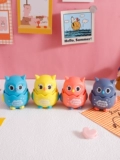Малышка прессует игрушечную машину для маленького животного.