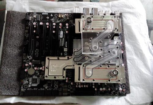 CPU、供电、南桥、内存一体冷头设计，喷射水道。