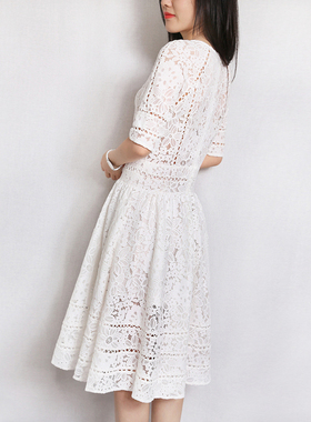 凯特王妃同款白色蕾丝连衣裙女夏季中长款镂空中袖圆领修身大摆裙