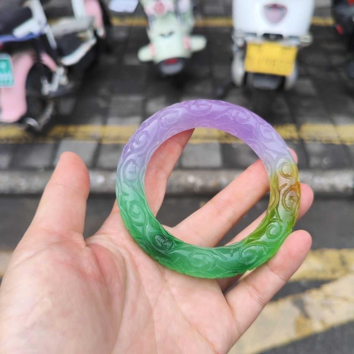 春三彩玉石时来运转仿古龙纹祥云圆条雕刻手镯女冰种紫绿圆条玉镯