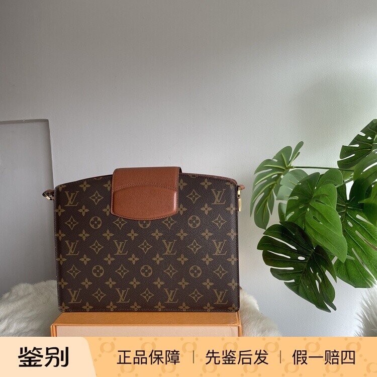 Lv老花信封包，成色不错，红皮的搭配让包包更加洋气