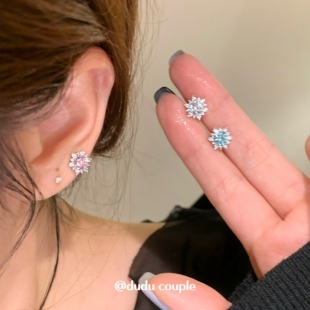 嘟嘟夫妇秋冬爆闪雪花耳钉医用钛钢睡觉免摘平底满钻耳蜗耳骨钉女