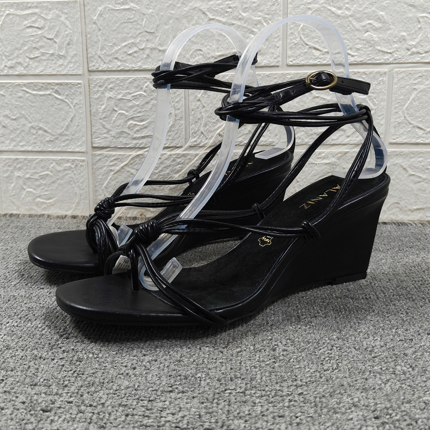 坡跟一字扣带绑带气质百搭增高鞋2026夏季新款黑色细带套趾凉鞋女