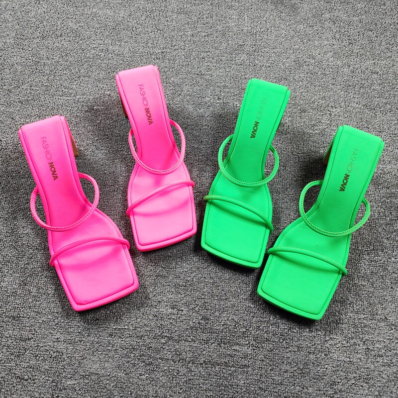 外贸粗跟绸缎面露趾高跟鞋女2023新款方头后空一字型套脚休闲拖鞋