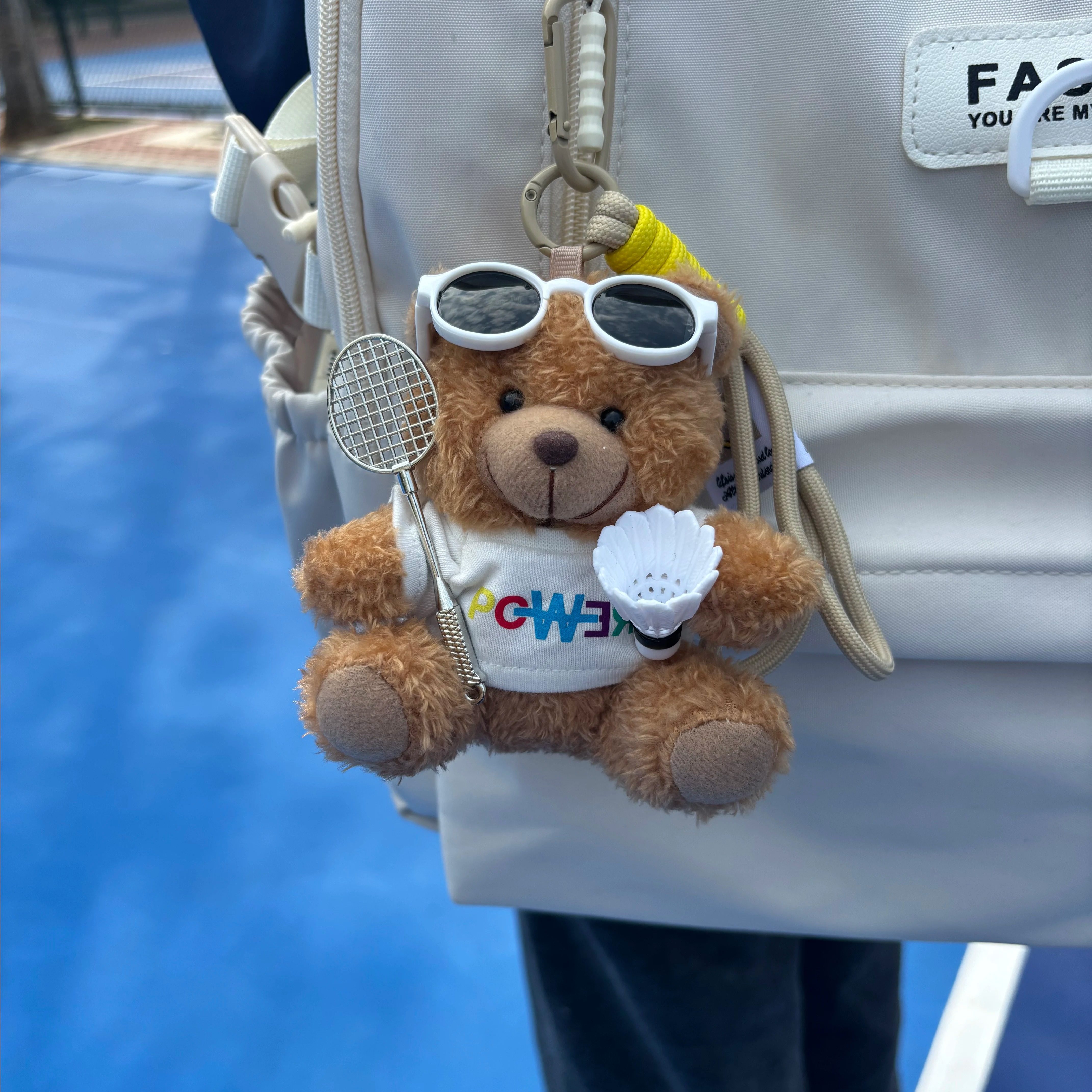 泰迪熊羽毛球拍包挂件毛绒玩偶运动背包挂饰男女礼物潮玩包挂定制