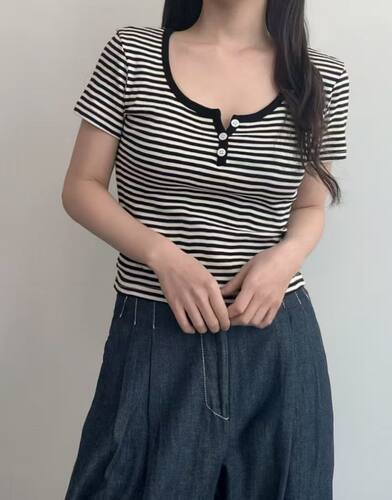 韩国东大门2026夏季新款简约舒适条纹3粒扣短版短袖T恤女
