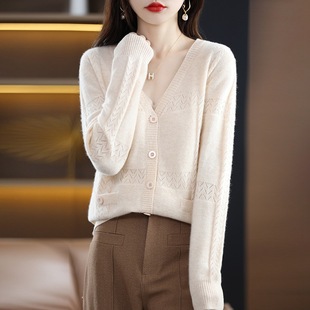 白色毛衣女款2025新款秋冬宽松v领短款镂空系扣针织开衫外套上衣
