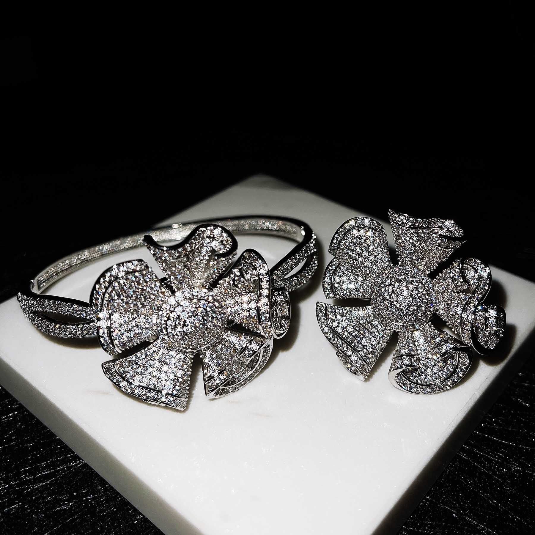 THERE IS A RICE [FLOWER HEAVY INDUSTRY EIGHT HEARTS AND EIGHT ARROWS RING BRACELET] EUROPEAN AND AMERICAN JEWELRY DESIGN MICRO INLAID DIAMONDS OPEN BRACELET