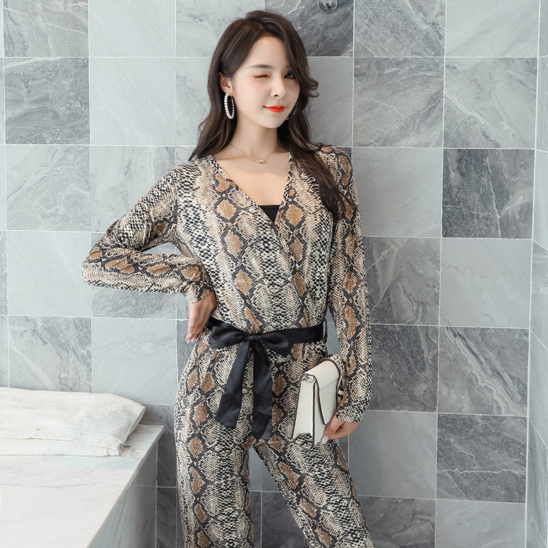 2025冬季新款蛇纹连体衣女性感V领连体裤收腰显高直筒长裤