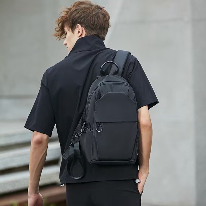 休闲男士轻便小型户外双肩包