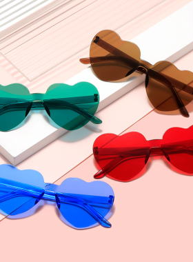 ins网红果冻桃心墨镜女街拍潮人