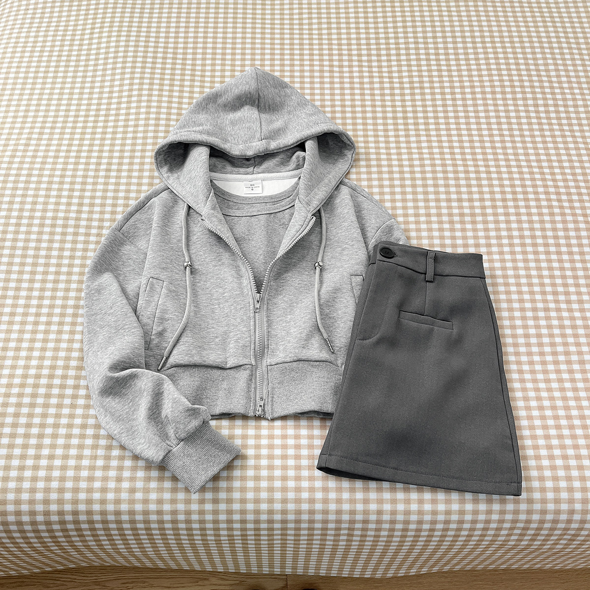 博主风！小个子有质感连帽短卫衣外套女叠穿背心高腰半身短裙套装,女装/女士精品,时尚套装,淘宝优惠券,粉丝福利购,淘宝优惠卷