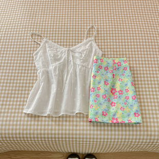 泰式多巴胺穿搭！甜美减龄系带蝴蝶结吊带背心女碎花短裙夏季套装