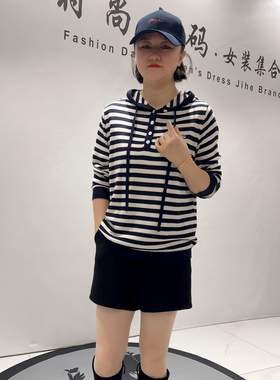 女权贵族6527年货春款欧货条纹连帽衫加大码女装胖妹妹气质衫上衣