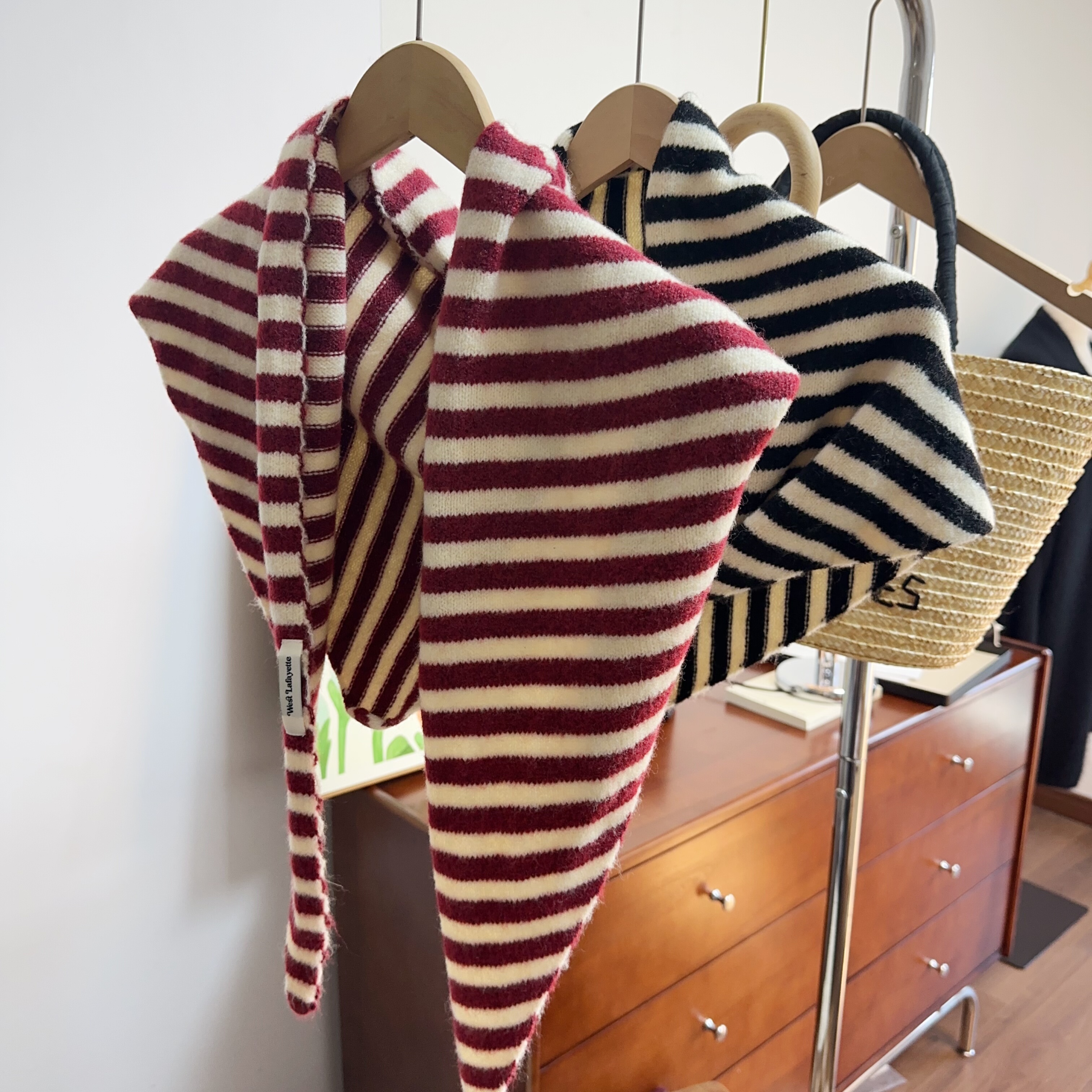 韩版黑白条纹针织披肩围巾秋冬含羊毛红三角巾保暖百搭高级感披肩