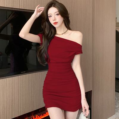 斜肩性感辣妹风设计感连衣裙