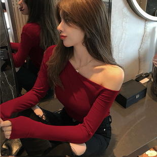 酒红色斜肩露肩长袖 斜领显瘦上衣 T恤女秋设计感紧身纯欲辣妹修身