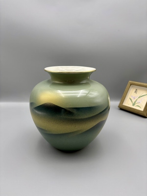 A043，日式描金口鎏金砂青绿山水鼓腹花瓶 无原盒