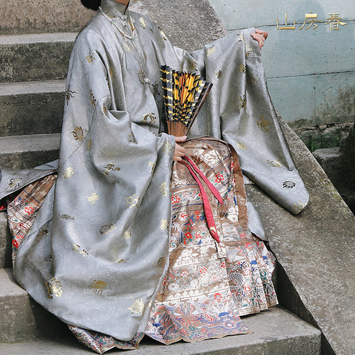 贴边立领对襟长衫满地金马面裙