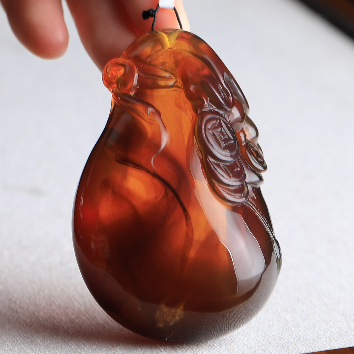 天然缅甸琥珀精雕钱袋吊坠