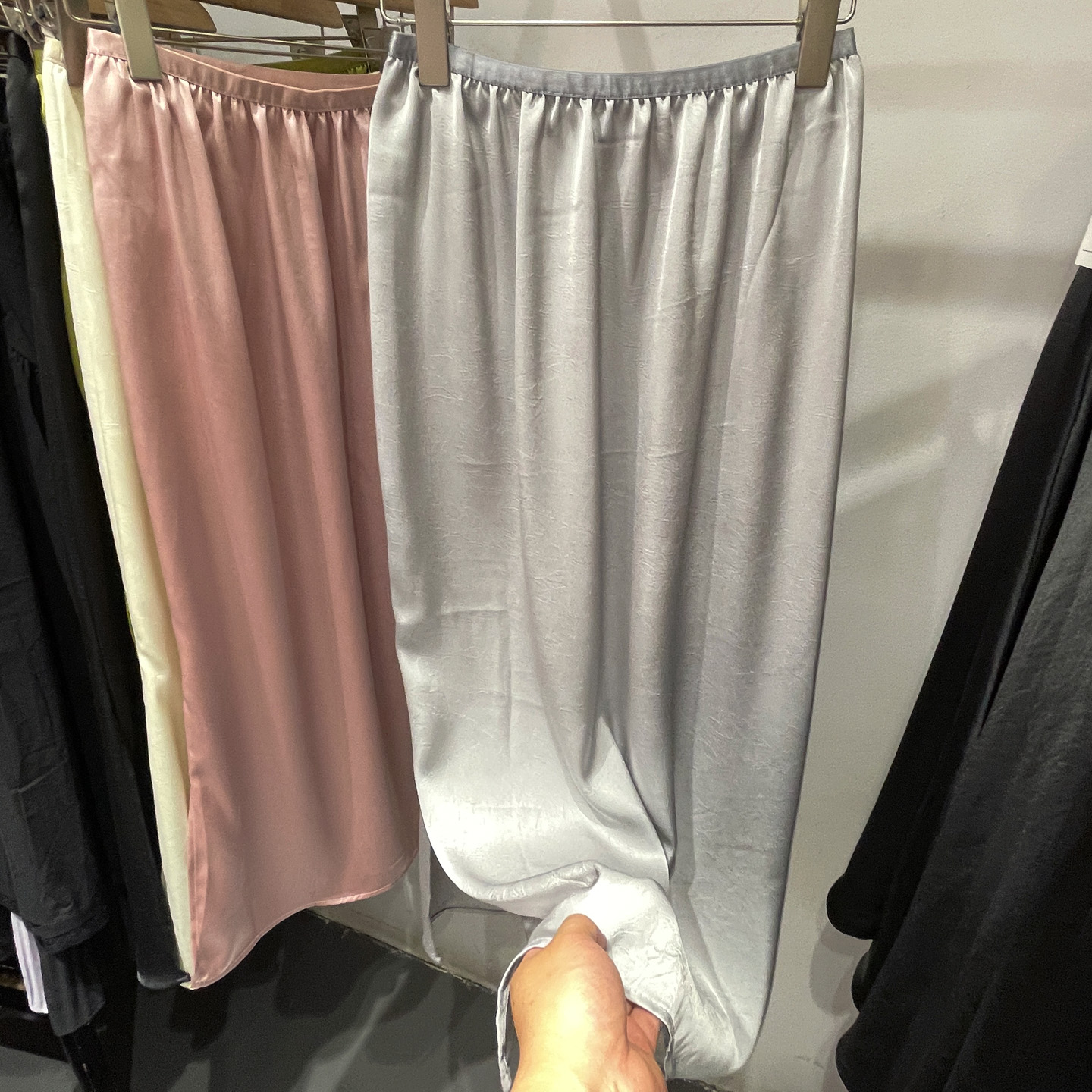 垂感显瘦肌理感醋酸缎面半身裙女2025夏季新款松紧腰后开叉中长裙