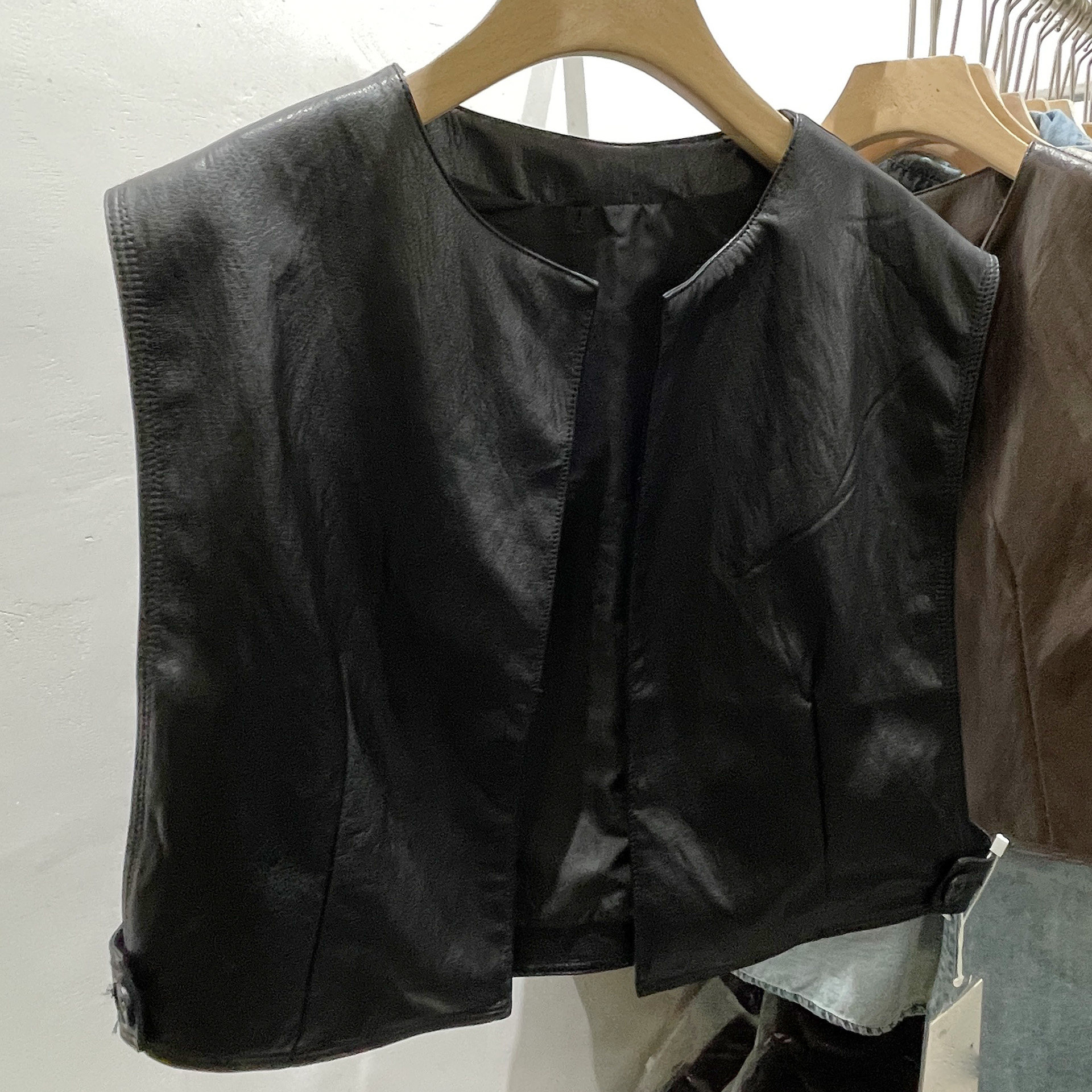 设计感侧面纽扣蛋白皮马甲女2026春新款韩系休闲无领短款背心坎肩,女装/女士精品,皮衣,淘宝优惠券,粉丝福利购,淘宝优惠卷