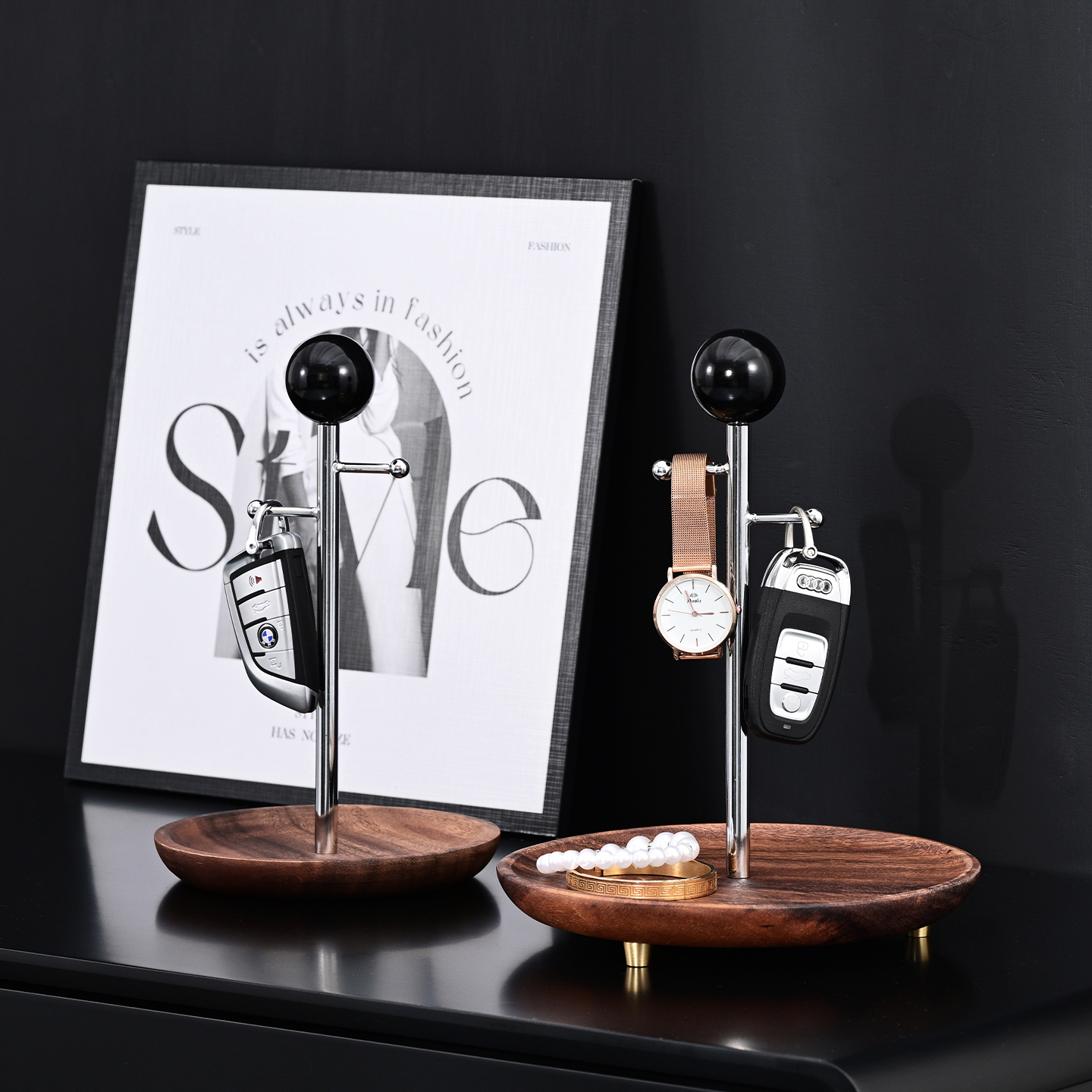 胡桃木色圆形托盘桌面钥匙架